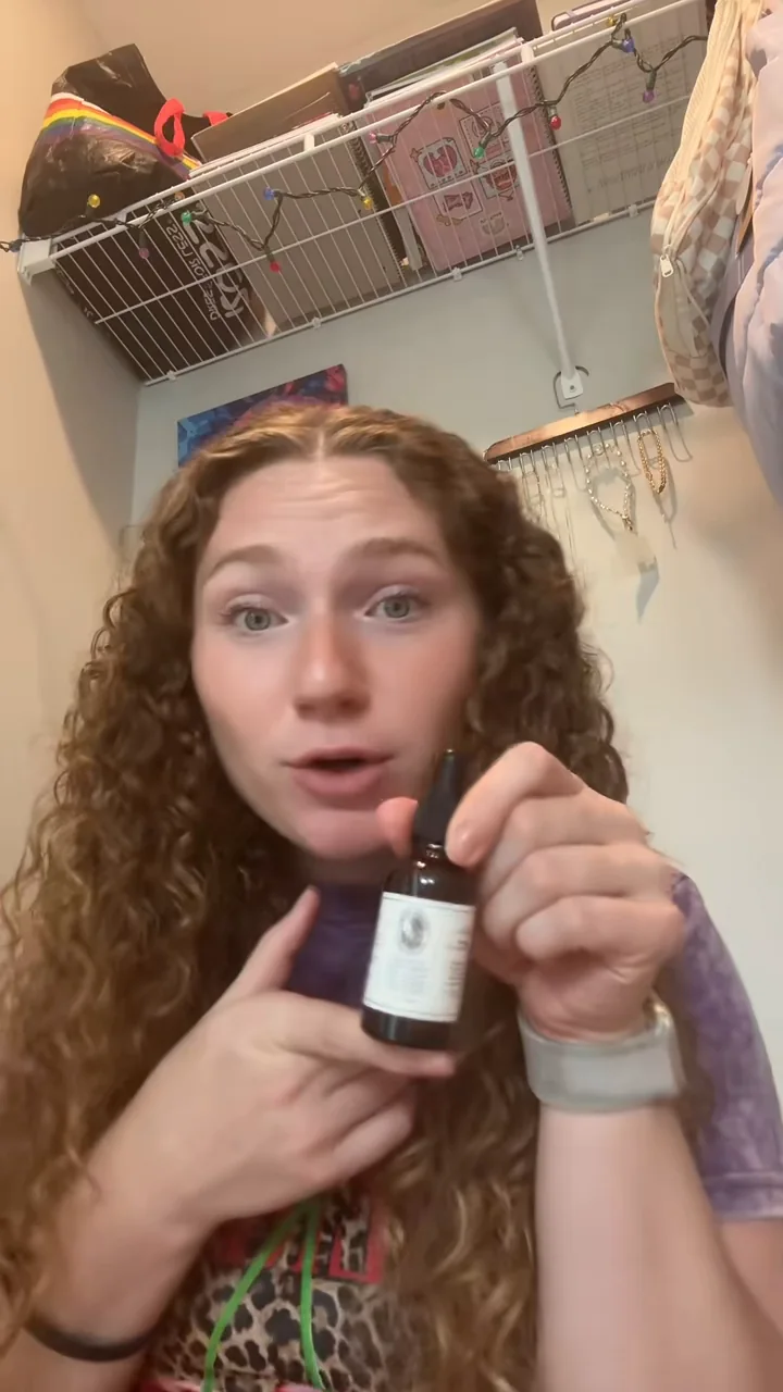 Ashley demonstrating Wonder Hair Serum in her original TikTok video
